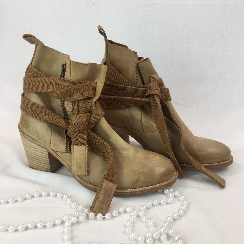 HUMANOID TAN LEATHER BOOTS WITH TIES SIZE 37